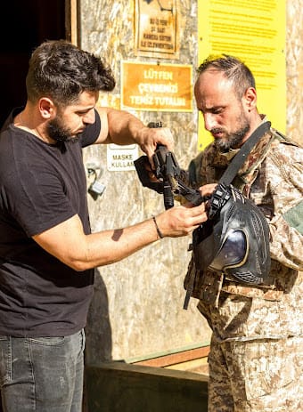 Airsoft koruyucu maske ve askeri kamuflaj kıyafeti